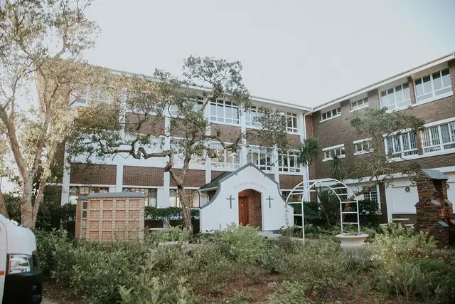 Kloof High School buildings and garden courtyard